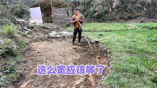 雨锅的小鱼塘挖好了，但是现在没水下来，水源的问题还要想办法解决