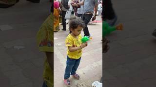 Vanu ko bubbles Gun lena hai 