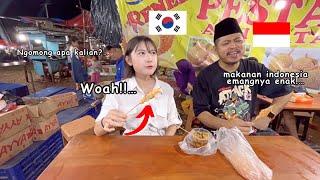 Famous Indonesian  youtuber teach me how to eat Indonesian Food!