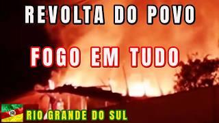 Moradores colocam fogo em nas ruas em protesto   sobre o lixo que ainda não foi recolhido