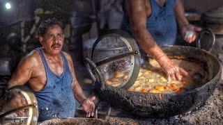 Heat Proof Man Pulling out Bara with Bare Hands | Bhubaneswar Famous Rabi Bhai Bara