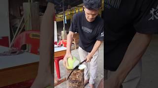 amateur techniques for cutting coconuts #14 #coconut #fruit #ramadhan2024 #food