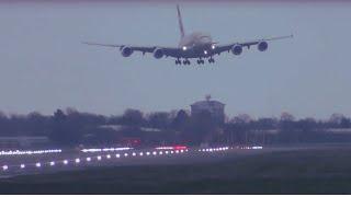 A380 Attempts to Land in EXTREME Crosswinds