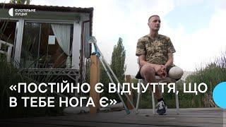 "Відчуття, що нога є, і вона тремтить": поранений боєць реабілітується у Луцьку