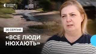 "Понад тиждень тече річка з каналізації". У Чернівцях на вулиці Рєпіна черговий прорив