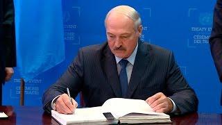 Лукашенко подписал Конвенцию о правах инвалидов
