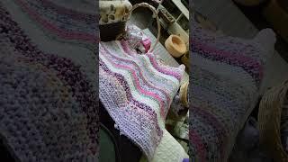 Вяжу КОВРИК КРЮЧКОМ в ванную, из старых ХБ простыней и остатков тканей.  #ковриккрючком