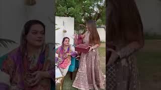 Minal Khan gave Eidi to her mother before Eid #aimankhan #eidspecial