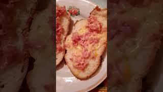 Горячие бутерброды с колбасой и сыром #гренки #колбаса #сыр #гренки