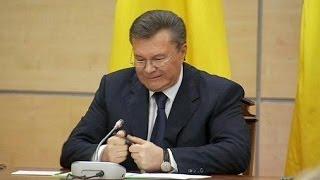 Янукович сломал ручку, извиняясь перед народом