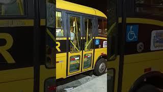 Vivendo a experiência de andar num ônibus escolar. (Na rua da tia)