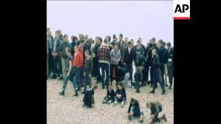 SYND 5 5 79 MODS AND SKINHEADS RAMPAGE ON BANK HOLIDAY