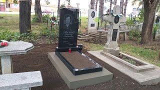 Памятник на могилу из черного гранита на кладбище в Глодянах