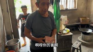 来看啤酒叔，发现他十多天没有吃肉了，昨天买了一块冰冻肉回来吃