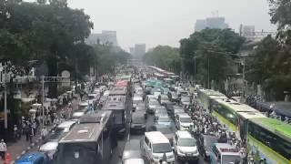 Anggota Front Pembela Islam (FPI) berbaris menuju masjid Istiqlal