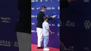 60岁#高曙光 首次带儿子走红毯，满眼都是对儿子的宠爱，父子俩相差52岁，与江珊离婚后，二婚娶小15岁娇妻才圆了他生儿子的梦