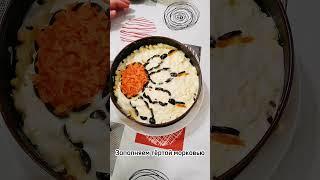 Салат оливье с вареной колбасой и мясом. С новогодним оформлением