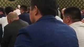 В сети появилось видео где Сооронбай Жээнбеков читает намаз со всеми