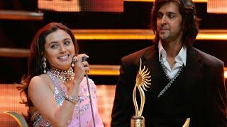 Hrithik Roshan presenting Rani Mukherjee the Best Actress award in 2005 #ranimukherjee #bollywood