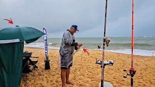 O TEMIDO PEIXE VENENOSO, PESQUEI E PREPAREI (Pescaria de Praia na Chuva) - Catch And Cook