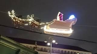 Rundgang in Hamburg über den  Weihnachtsmarkt vor dem Rathaus und der Fliegender Weihnachtsmann