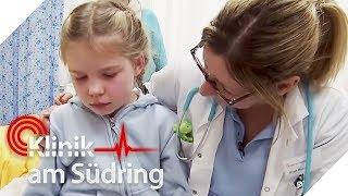 Süßer Liebesbeweis: Lea (8) will Schwester Mia beschützen! | Klinik am Südring | SAT.1 TV