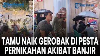 Tamu Naik Gerobak di Pesta Pernikahan Akibat Banjir