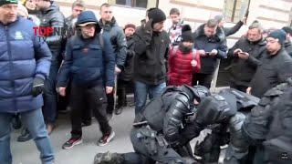 Policija napade in aretira enega izmed protestnikov