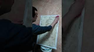 Завершающий этап создания образца декоративной штукатурки известковый туф