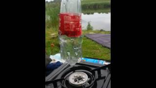 Water koken in een plastic fles bij gebrek aan bet