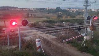 Paso a nivel en St. Sadurní d'Anoia (E) (últimos dos videos grabados con @Trenesrenfe7)