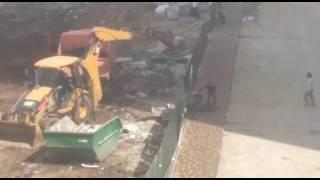 Экскаватор грузит тачки