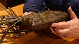 How to weave a two-corner flax kete out of harakeke flax