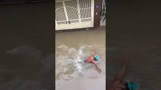 THẦY GIÁO DẠY BƠI HOÁ “NGƯỜI CÁ PHỐ HOÀNG VĂN THỤ” SAU TRẬN MƯA LỚN!