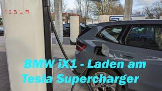 BMW iX1 - Laden am Tesla Supercharger