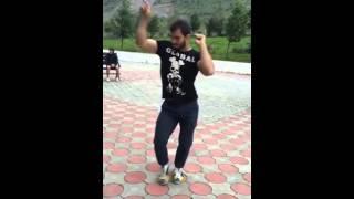 Осетин танцует под песню хабиби/The Ossetian dances under the song of the habibi