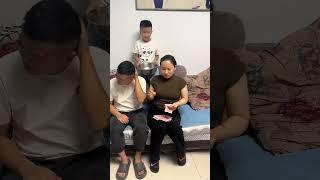 Mom doesn't give her pocket money, so the two of them work together to cheat her.