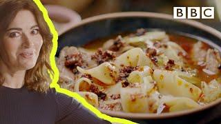 Nigella's spicy lamb shank noodles recipe - BBC