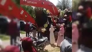 Viral,, pernikahan terunik diaceh,,  intat linto pake alat berat hitachi pc 200.