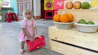 Monkey Lily helps dad buy fruit and then...