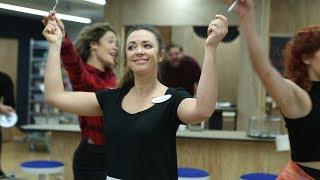 Watch Desi Oakley, Bryan Fenkart & the Cast of the WAITRESS Tour Open Up in Rehearsal