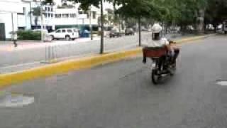 Manejando el motor acostado, solo con los pies