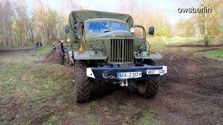 ZIL-157 zieht einen Pickup-Truck aus dem Schlamm ab.