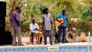 Heavy Man Ibou à l'hôtel Oasis à St Louis Sénégal (video amateur)