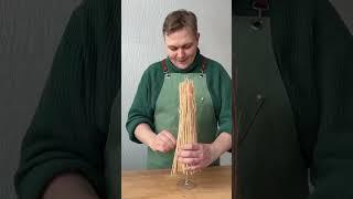 Интересная цветочная композиция в бокале