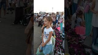 Ніжна, маленька бек-вокалістка Олега Вінніка