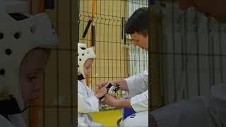 Аяшка одевает защиту #taekwondo #тхэквондо #дети