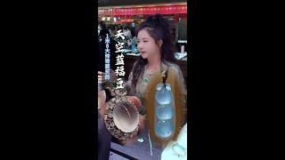 巴掌那么大的翡翠大豆子，男生戴起来会不会霸气十足啊 #翡翠 #翡翠挂件 #翡翠豆子 #帮粉丝买翡翠