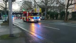 Löschzug der Berufsfeuerwehr  Mainz Wache 2 auf Einsatzfahrt auf der Rheinallee