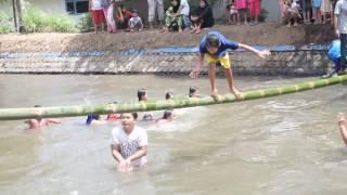 Ikut lomba jembatan goyang anak ini berhasil meski terdiam di tengah jembatan